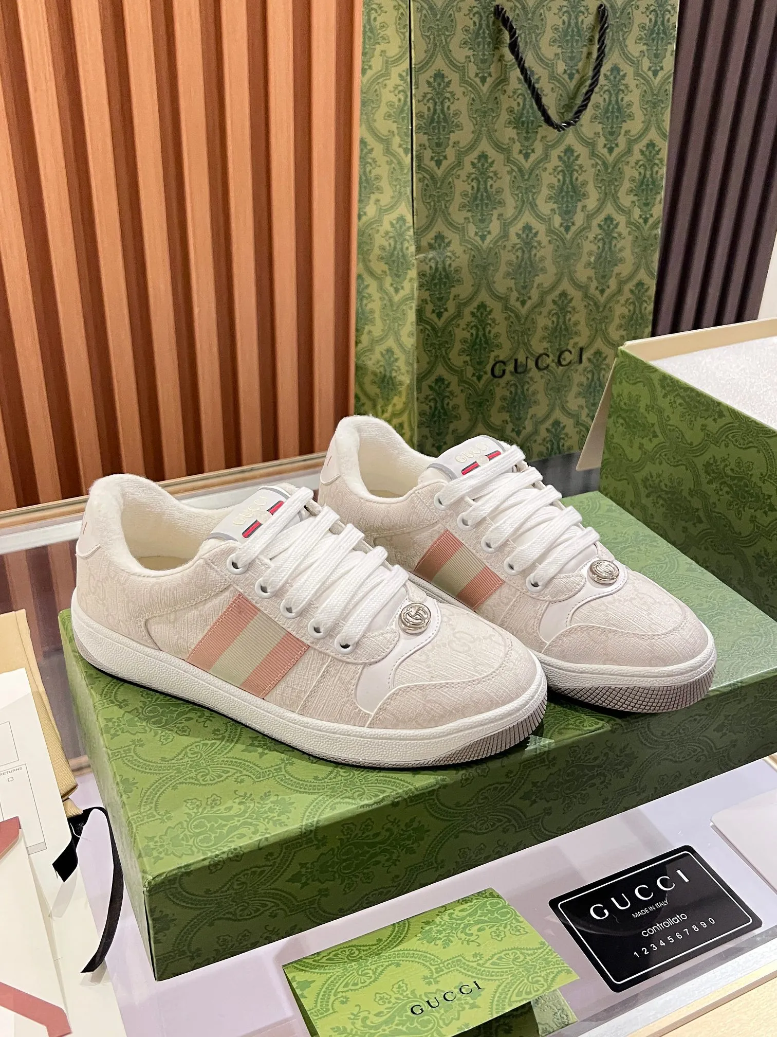👟👟Ex-factory price 540👟👟 ⚡️Gucci Dirty Shoes Top factory quality, impeccable at the counter, the comfort is incredible. Retro distressed elements, washed retro logo on the tongue, metal double LOGO, 99% recognizable, full of Gucci elements; terry cloth lining, cowhide foot pads and 3mm latex are much more comfortable than real leather shoes. Environmentally friendly TPU wear-resistant outsole, soft and elastic. The inside of the tongue is made of imported elastic bands, which have great tension and won't strangle your feet. I don't develop the shoes without the original version. Only by getting the original version can the shoes be accurate and beat the market version instantly. Every stitch and every stitch is very tight and full. The debugging process is the most painstaking and requires no less than a hundred modifications before it is adjusted to the perfect state so that it can be worn comfortably by all foot types! Size 35-40 women’s model)